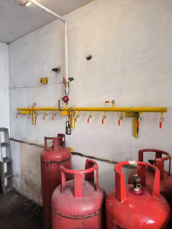 Teknisi mengukur pipa gas untuk restoran komersial