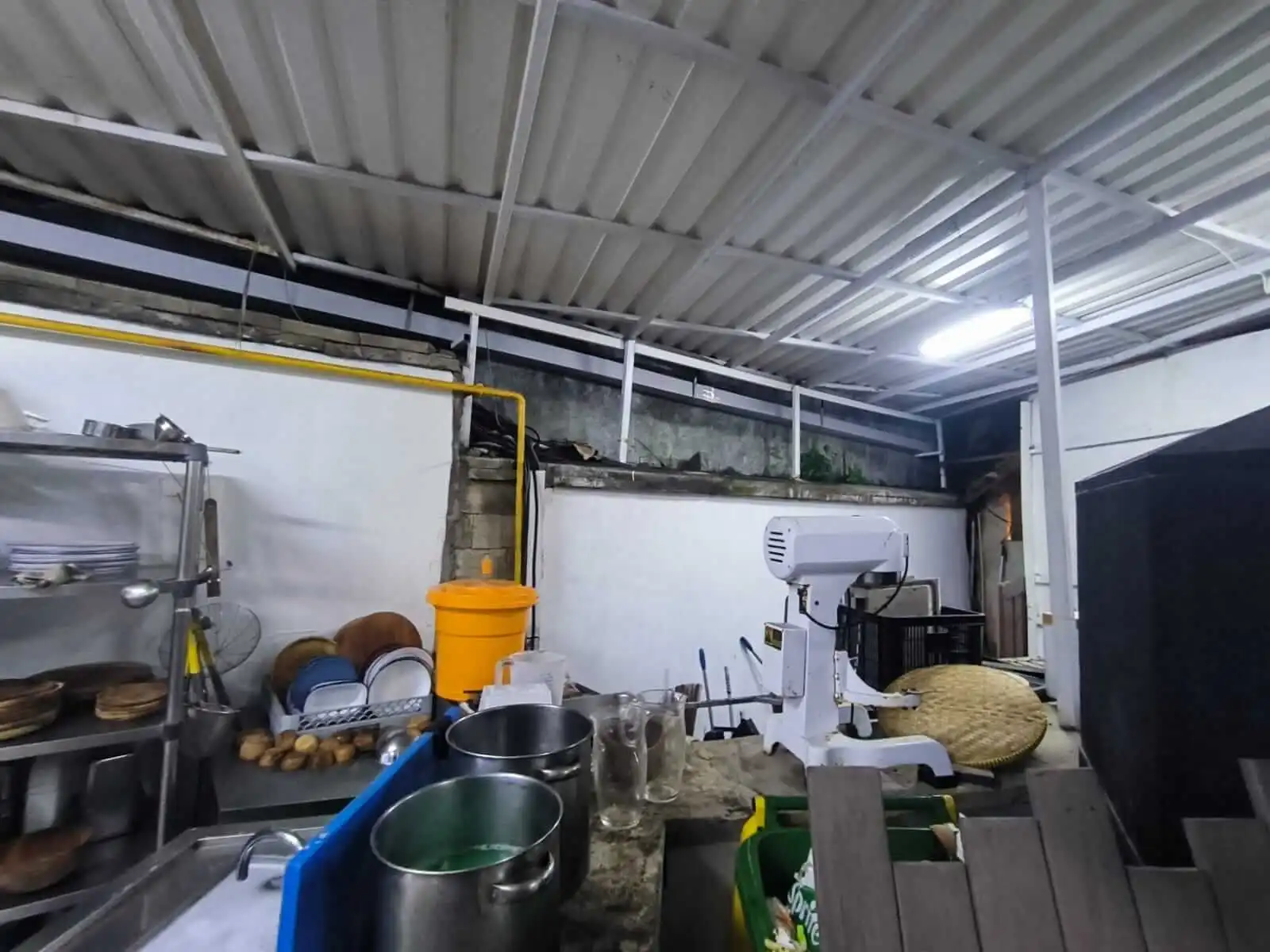 Sunset Beach Restaurant Kuta: peralatan dapur komersial Putra Kitchen