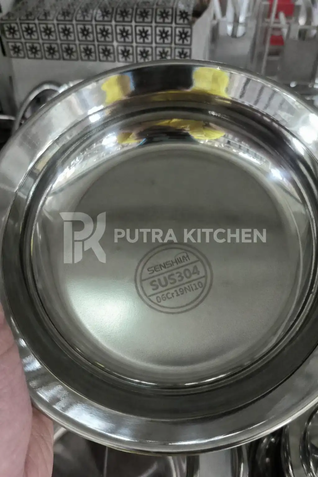 Ilustrasi Panci Stainless 304 dengan kode food grade di dapur