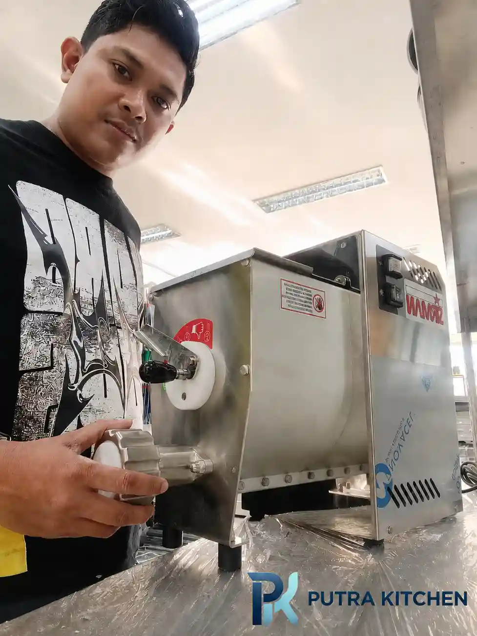 Ali, Owner Putra Kitchen, memeriksa unit planetary mixer Sirman di Bali
